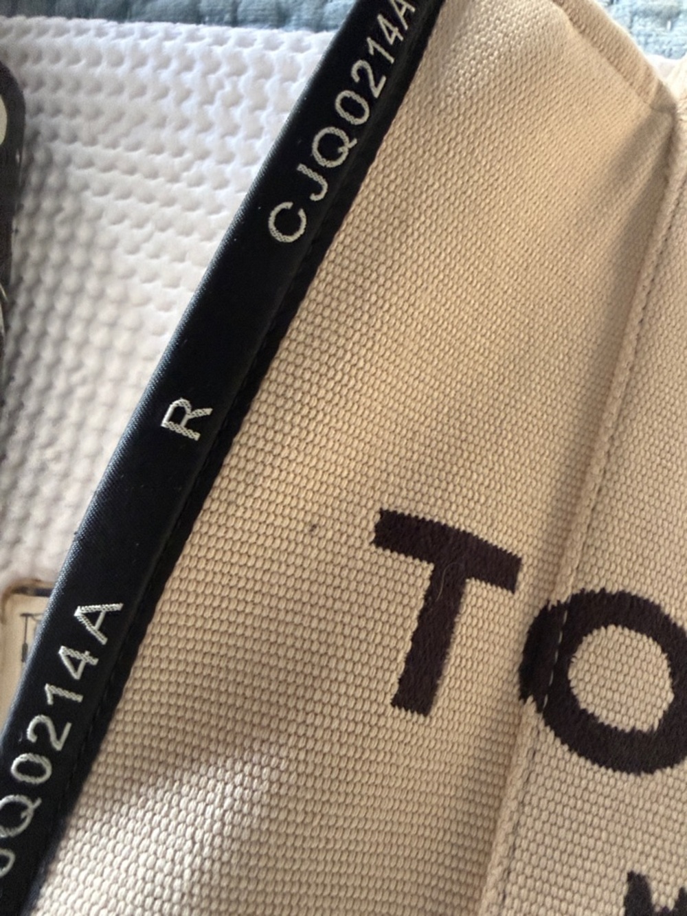 Marc Jacobs Beige Canvas 'The Tote Bag' with Black Logo - Picture 4 of 13